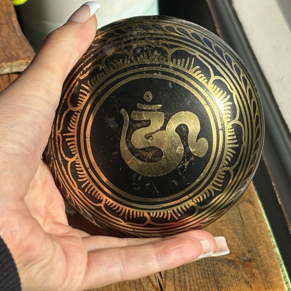 Tibetan singing bowl, often used for meditation and sound healing - Picture 5 of 10